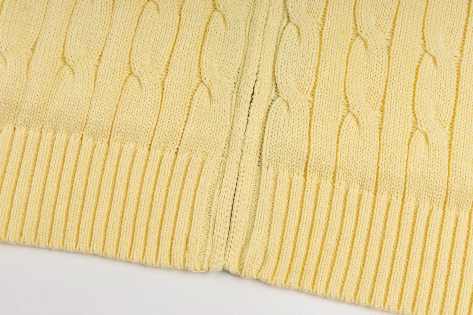 P260 #R98 RALPH LAUREN Ralph Lauren nine-color classic small label embroidery logo full zipper knitted cable cardigan sweater, high-density LOGO embroidery on the chest, original customization of tag accessories. Made of pure cotton yarn, pure cotton is skin-friendly and comfortable, small label war horse embroidered twist zipper cardigan sweater 🐎 high quality, follow the blogger to learn how to wear it! Let’s buy a Ralph Lauren cable sweater. It’s a super hard-to-find series after it became popular. It’s hard to find one on the official website. It’s simple and practical to wear, with a lazy and loose feel. The thickened fabric has more texture, feels soft and delicate, and has a loose fit. Whether worn alone or layered, you can wear different styles of fashion with just one piece!   Size：XS S M L